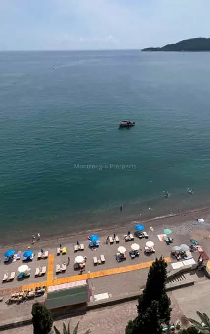 Stan sa dvije spavaće sobe na prvoj liniji u Rafailovićima