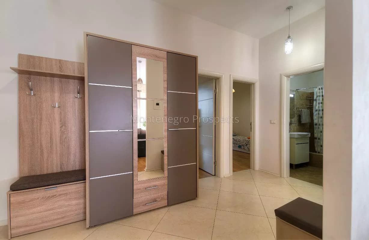 Stan sa tri spavaće sobe i veoma prostranom terasom u Budvi