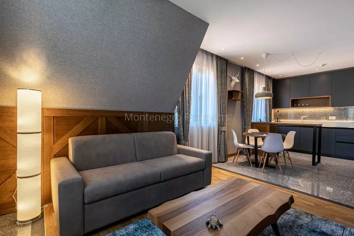 Stan u Kolašinu sa garažom i skijašnicom