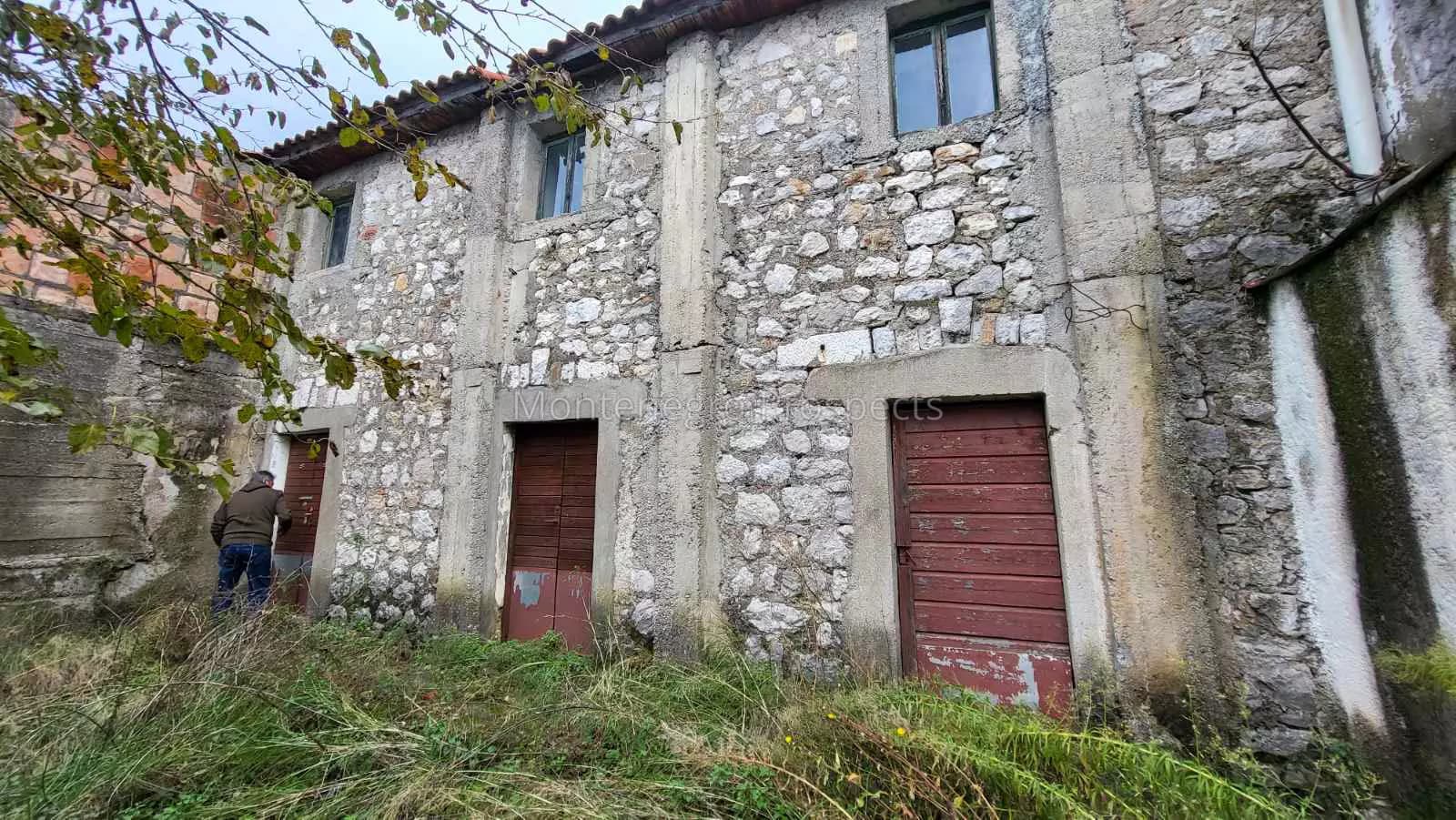 Stara kamena kuca za renoviranje nedaleko od plaze i centra grada, Bar, Šušanj