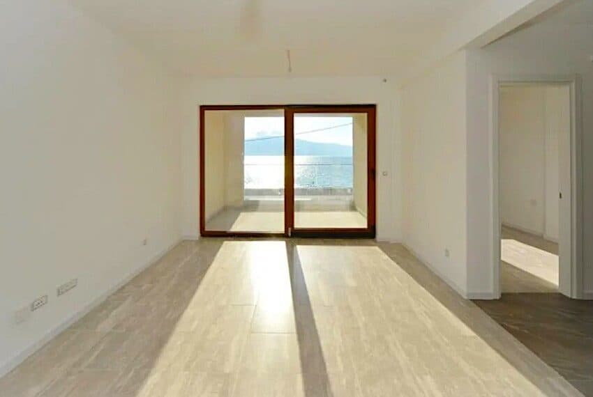 Three-bedroom waterfront apartment near Porto Montenegro, Opatovo, Tivat