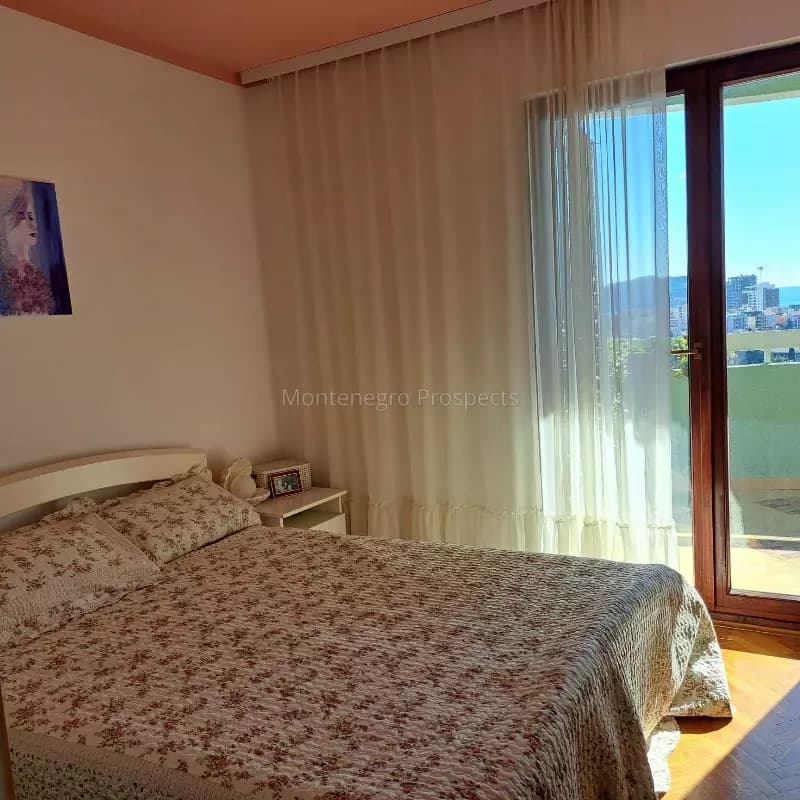 Trosoban stan s pogledom na more u Budvi – naselje Dubovica Lux