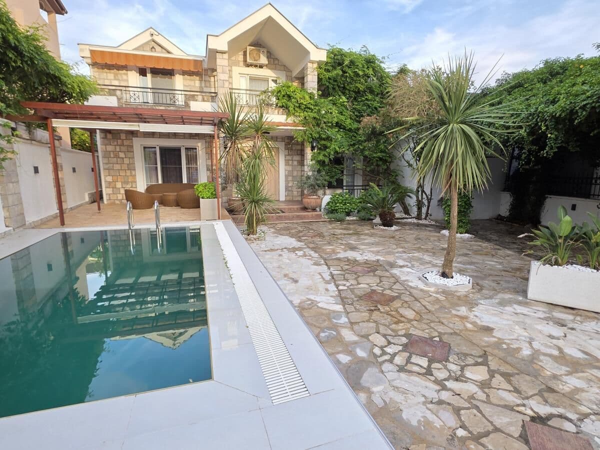 Vila 234 m2 sa 4 spavaće sobe i bazenom u Tivatu, Crna Gora