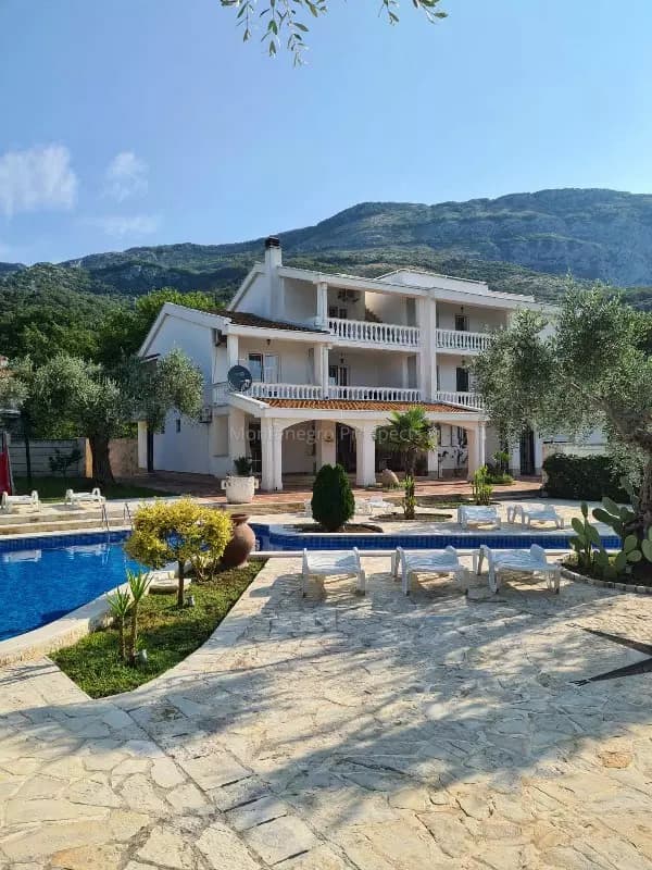 Vila mini-hotel sa bazenom u turističkom naselju Buljarica