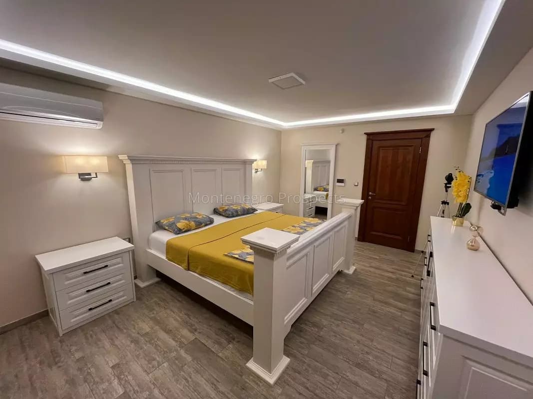 Vila u mediteranskom stilu sa bazenom i panoramskim pogledom na more i grad Bar