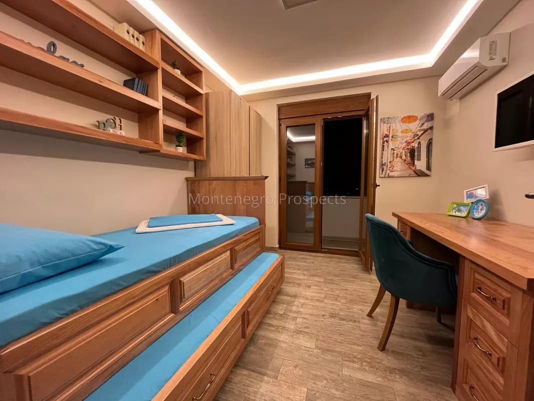 Vila u mediteranskom stilu sa bazenom i panoramskim pogledom na more i grad Bar